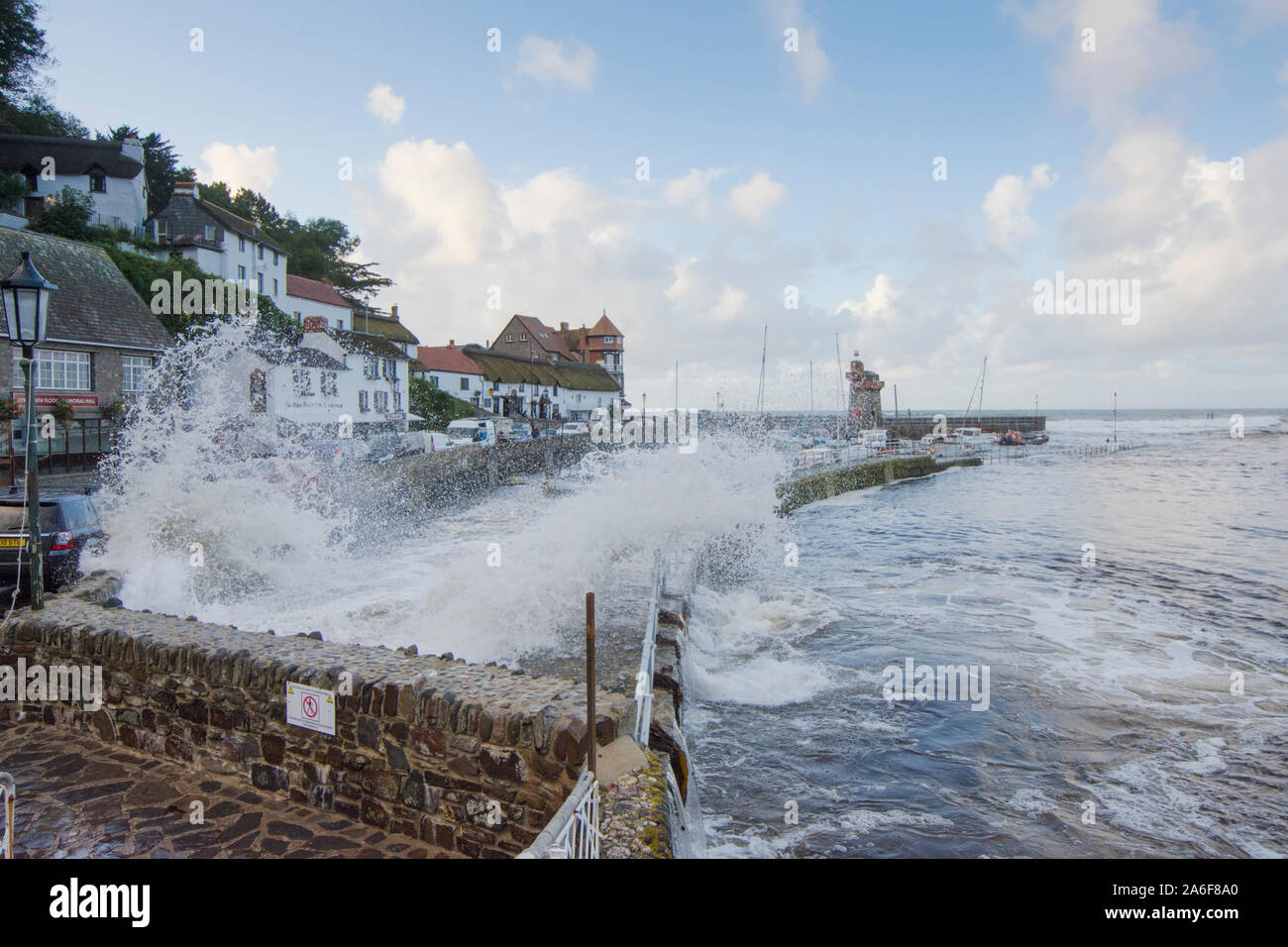 Vagues déferlant sur le mur du port à l'embouchure de la rivière à Lynmouth pendant un temps orageux, marée haute, Devon, UK. Septembre Banque D'Images