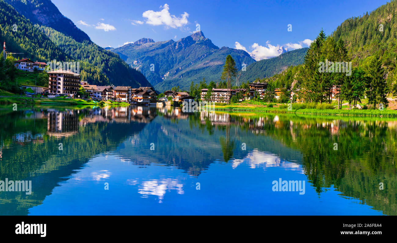 Paysage idyllique du magnifique lac Lago di Allghe dans le Nord de l'Italie, Dolomites Banque D'Images
