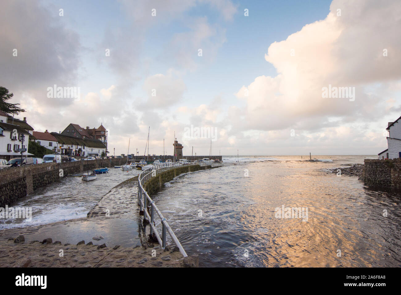 Vue sur le port et l'embouchure de la rivière à Lynmouth à la mer lors de mauvais temps, dans la marée, Devon, UK. Septembre Banque D'Images