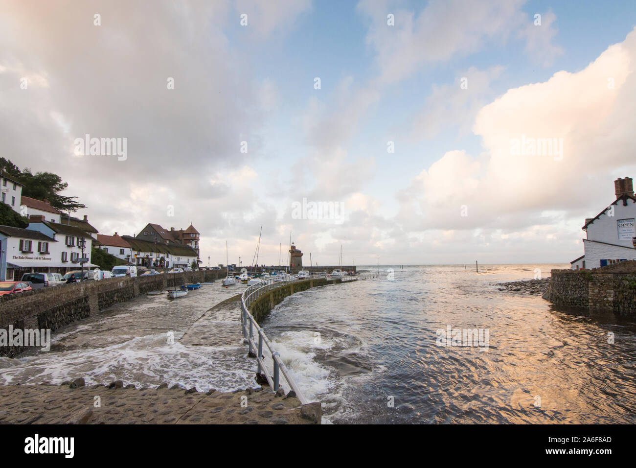 Vue sur le port et l'embouchure de la rivière à Lynmouth à la mer lors de mauvais temps, dans la marée, Devon, UK. Septembre Banque D'Images