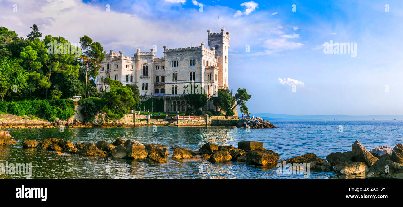 L'un des plus beaux châteaux de France - château de Miramar à Trieste Banque D'Images