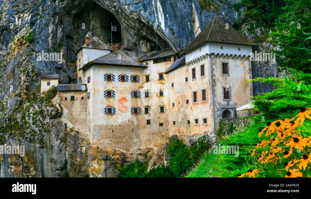 De beaux châteaux médiévaux de la Slovénie - impressionnante ville près de Postojna Predjama Banque D'Images