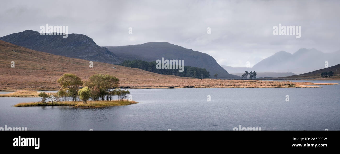 L'Écosse, panorama vue sur un lac et montagne paysage avec des arbres sur une île du Loch Droma dans Sutherland dans les Highlands écossais Banque D'Images