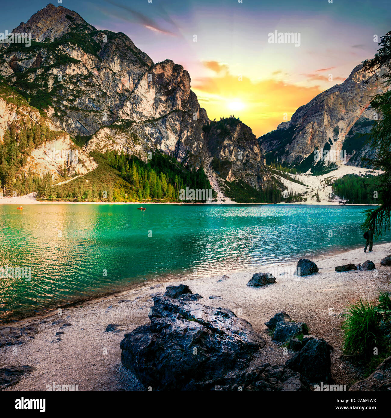 Coucher du soleil sur le lac Braies impressionnant,vue panoramique,nord de l'Italie. Banque D'Images