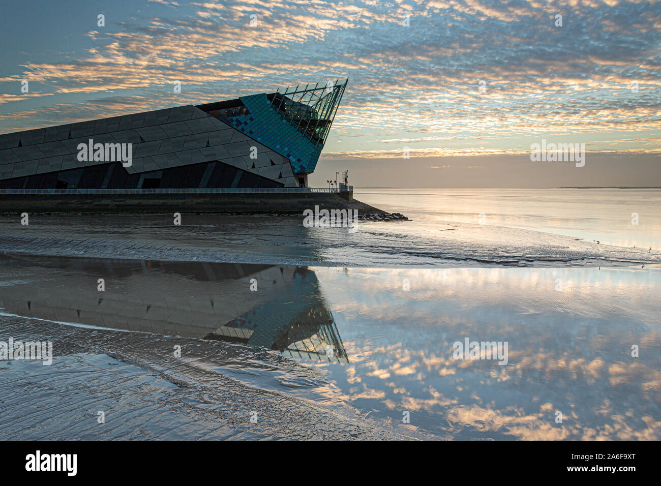 L'abîme, un submaquarium au confluent de la rivière Hull et l'estuaire Humber au lever du soleil Banque D'Images