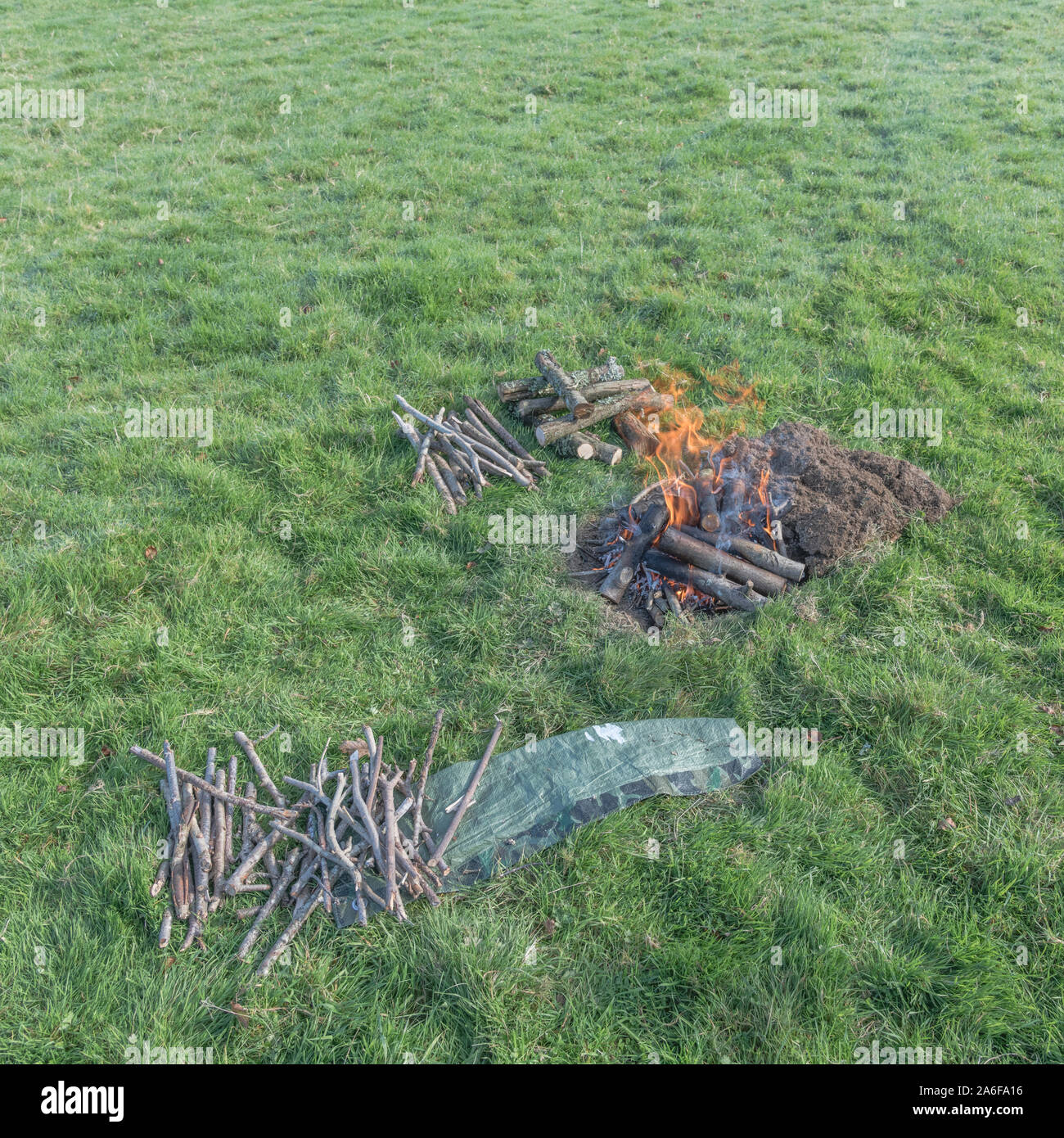 Partie d'une série sur la construction et eclairage feu de survie ou feu de camp. Feu d'urgence, la préparation, les techniques de survie, d'incendie. Voir ajouter. Notes explicatives. Banque D'Images