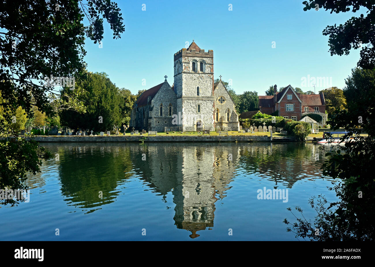 Berks - tamise à Bisham - église Bisham -entourée d'arbres- reflète dans l'eau -- soleil Ciel bleu - village pittoresque Banque D'Images