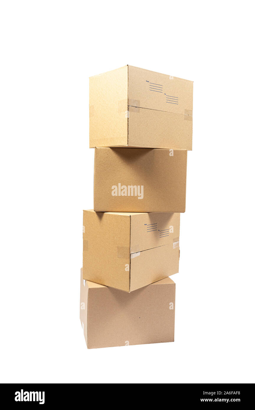 Shot verticale de pile de quatre boîtes d'expédition en carton blanc isolé sur blanc. Banque D'Images
