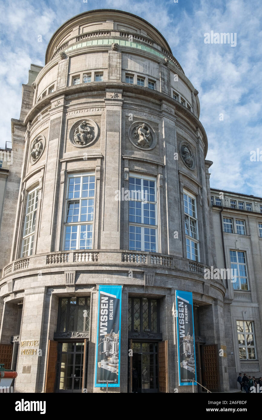 Extérieur de la Deutsches Museum, Munich, Allemagne, le plus grand musée des sciences et de la technologie, y compris l'énergie, des transports et de l'astronomie s'affiche. Banque D'Images