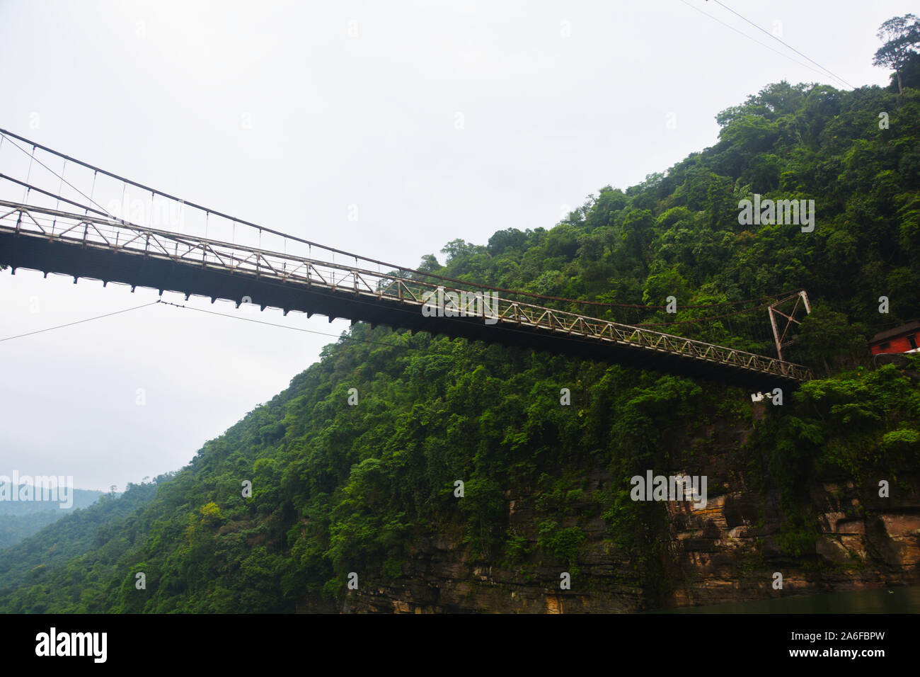 La tenture pont suspendu de la rivière dans Umngot Dawki Meghalay, Shillong, près de la frontière de l'Inde et du Bangladesh en vue d'en bas la rivière Banque D'Images
