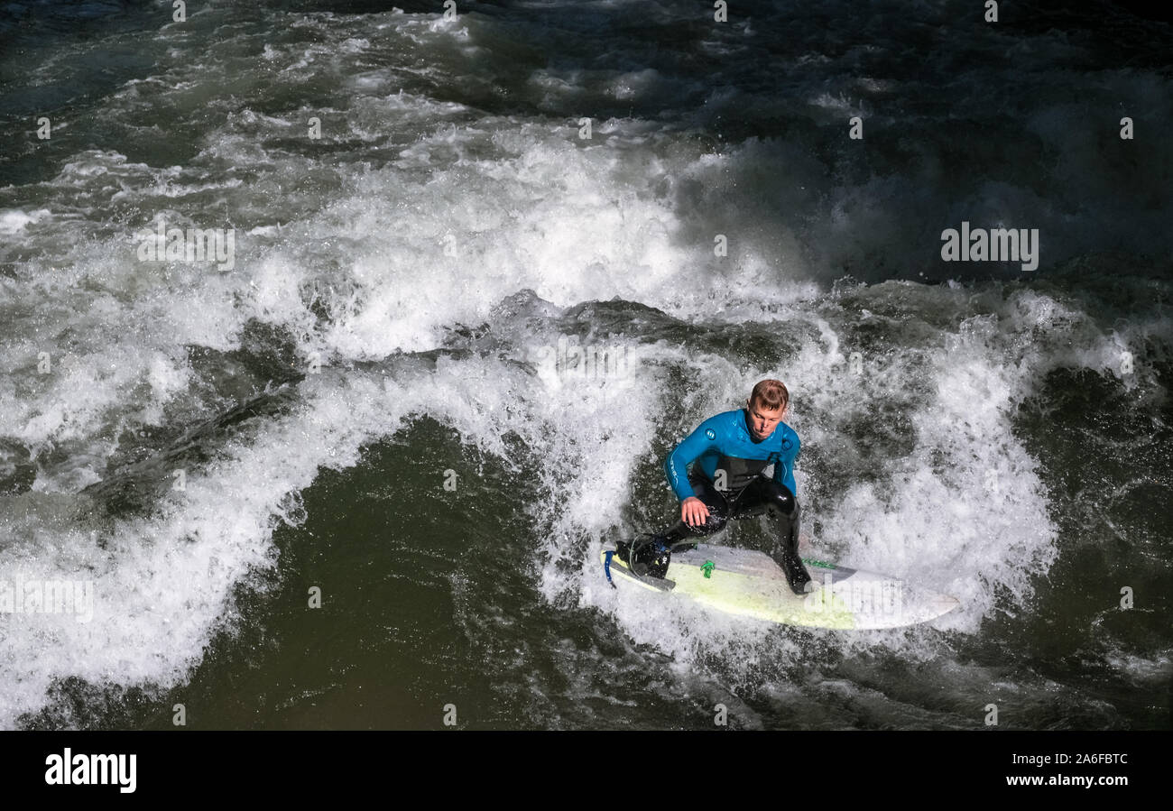 Un internaute chevauche la vague artificielle à Eisbachwelle, Munich, Allemagne. Partie d'une rivière, le spot est utilisée pour une compétition de surf annuelle. Banque D'Images