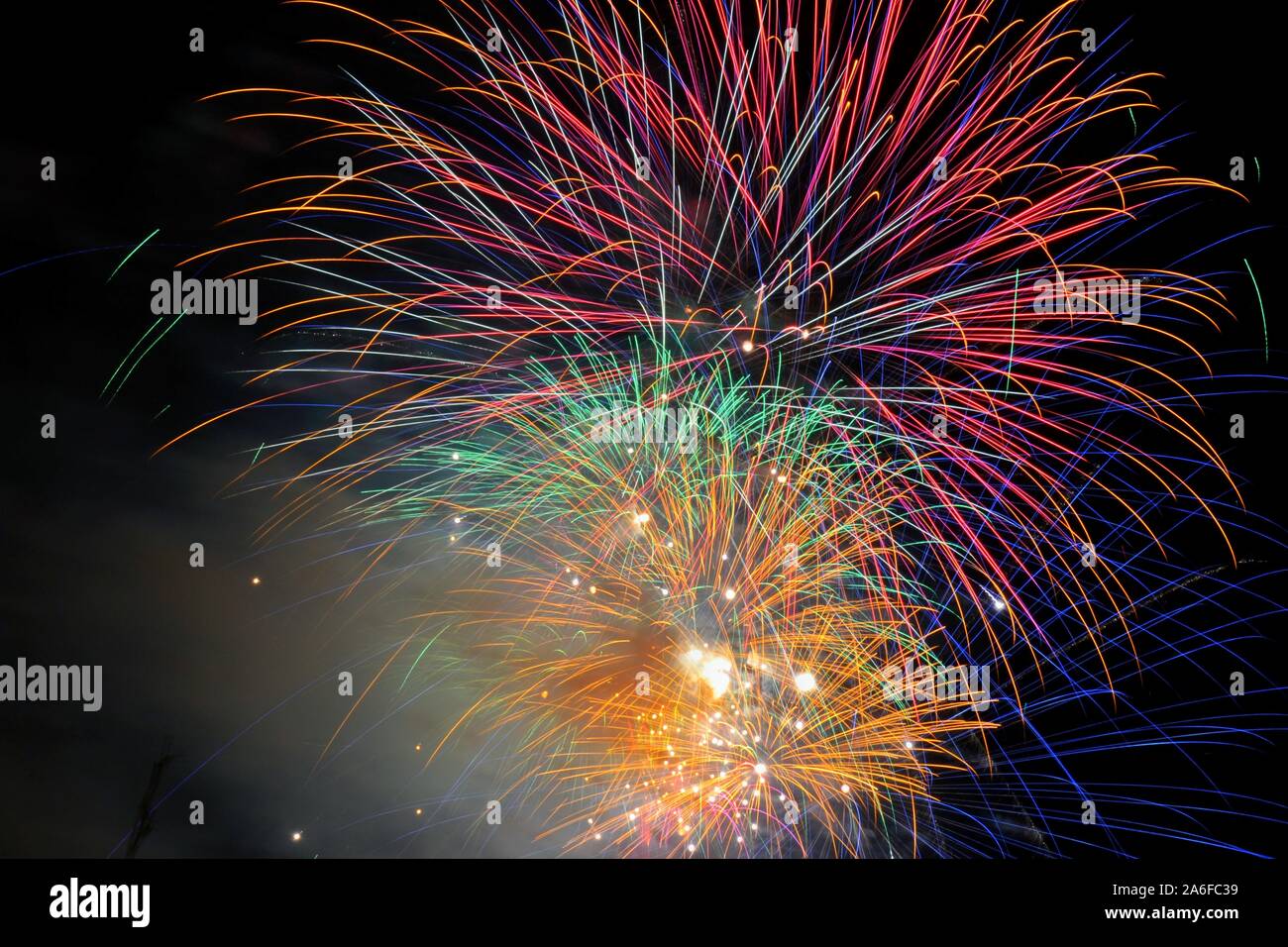 Grand feu d'artifice dans le ciel nocturne Banque D'Images