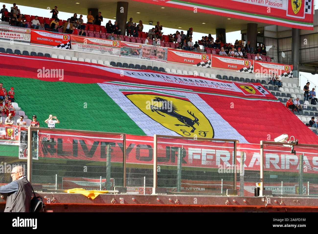 Scarperia e San Piero, Italie, 27 octobre 2019, les fans de Ferrari World Finals Ferrari Challenge - Mugello 2019 - Ferrari Challenge Cup - Crédit : LPS/Alessio Marini/Alamy Live News Banque D'Images