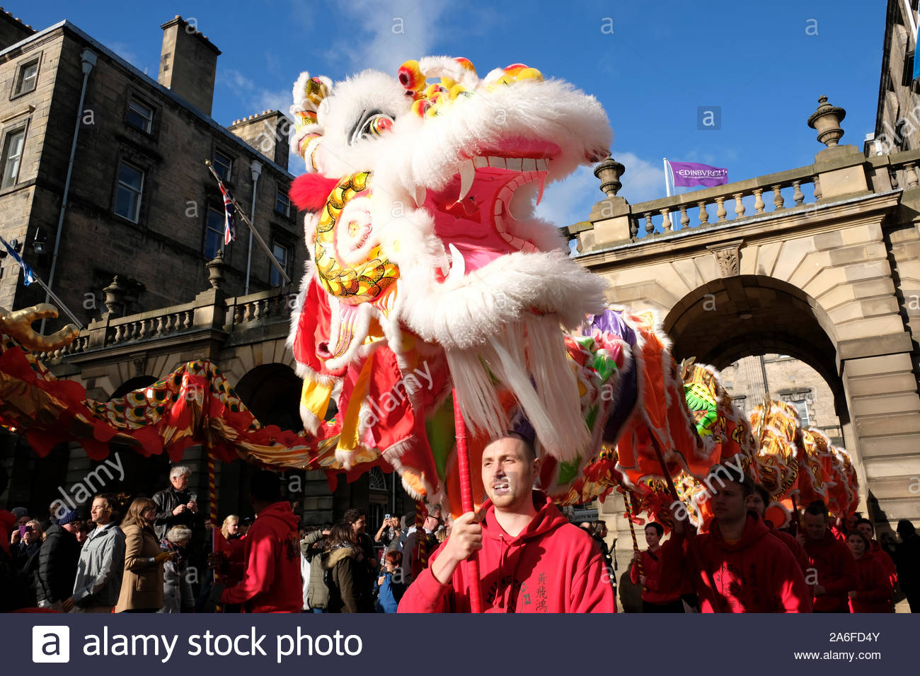 Edinburgh, Ecosse, Royaume-Uni. 26Th Oct 2019. L'Edinburgh Diwali Parade, un défilé de danseurs, de dieux hindous, pipe bands" au départ de la ville Chambres sur la High Street et le Royal Mile dirigé par le Maire. Le défilé se termine avec de la musique et des spectacles sur Castle Street, avant les célébrations passer à la Ross Bandstand dans les jardins de Princes Street pour plus de théâtre, musique et danse. On voit ici l'extérieur de la ville, chambres. Credit : Craig Brown/Alamy Live News Banque D'Images