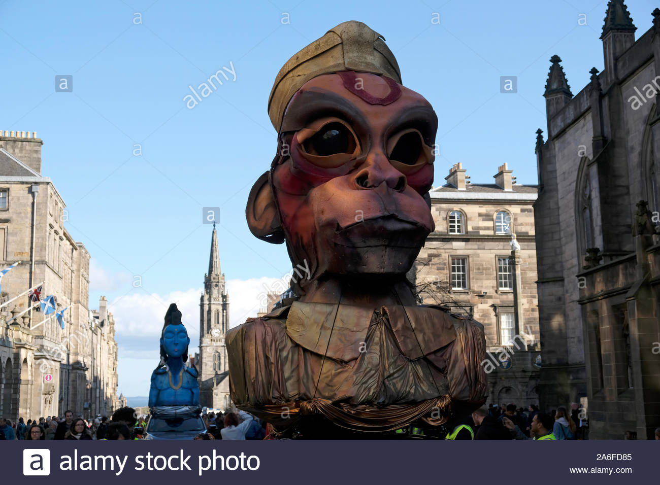 Edinburgh, Ecosse, Royaume-Uni. 26Th Oct 2019. L'Edinburgh Diwali Parade, un défilé de danseurs, de dieux hindous, pipe bands" au départ de la ville Chambres sur la High Street et le Royal Mile dirigé par le Maire. Le défilé se termine avec de la musique et des spectacles sur Castle Street, avant les célébrations passer à la Ross Bandstand dans les jardins de Princes Street pour plus de théâtre, musique et danse. Vu ici sur le Royal Mile. Credit : Craig Brown/Alamy Live News Banque D'Images