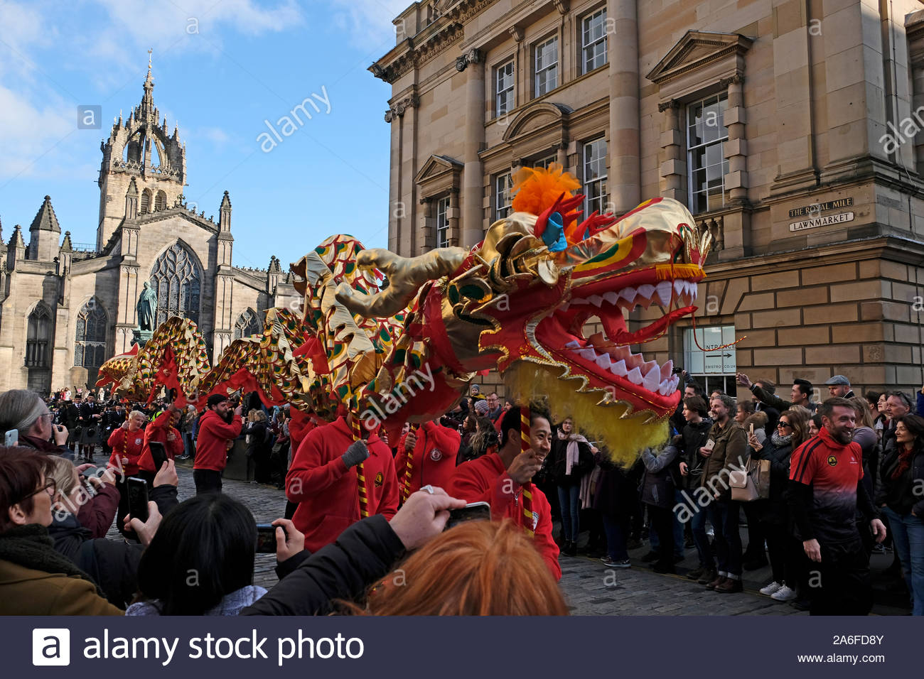 Edinburgh, Ecosse, Royaume-Uni. 26Th Oct 2019. L'Edinburgh Diwali Parade, un défilé de danseurs, de dieux hindous, pipe bands" au départ de la ville Chambres sur la High Street et le Royal Mile dirigé par le Maire. Le défilé se termine avec de la musique et des spectacles sur Castle Street, avant les célébrations passer à la Ross Bandstand dans les jardins de Princes Street pour plus de théâtre, musique et danse. Vu ici sur le Royal Mile. Credit : Craig Brown/Alamy Live News Banque D'Images