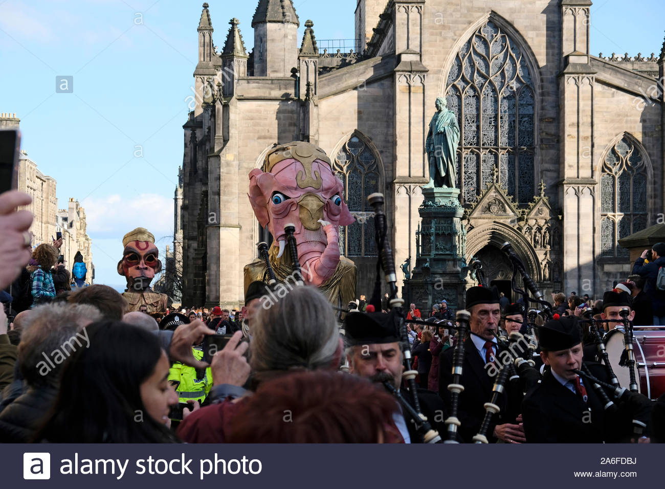 Edinburgh, Ecosse, Royaume-Uni. 26Th Oct 2019. L'Edinburgh Diwali Parade, un défilé de danseurs, de dieux hindous, pipe bands" au départ de la ville Chambres sur la High Street et le Royal Mile dirigé par le Maire. Le défilé se termine avec de la musique et des spectacles sur Castle Street, avant les célébrations passer à la Ross Bandstand dans les jardins de Princes Street pour plus de théâtre, musique et danse. Vu ici sur le Royal Mile. Credit : Craig Brown/Alamy Live News Banque D'Images