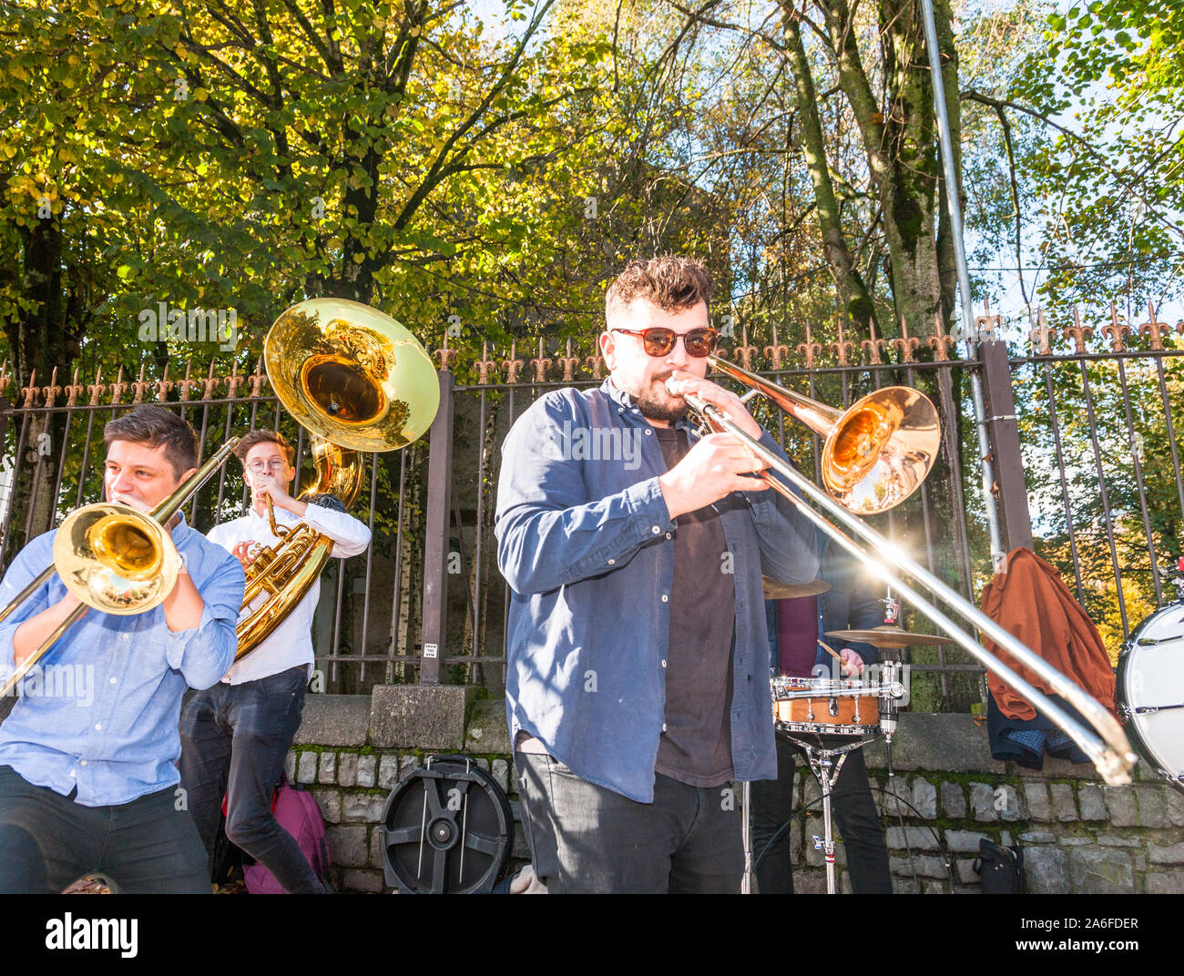 La ville de Cork, Cork, Irlande. 26 octobre, 2019. Hyde Park Brass jouer improviser une performance pour le public sur Grand Parade pendant le Festival de Jazz de Cork, Irlande. - Crédit ; David Creedon / Alamy Live News Banque D'Images