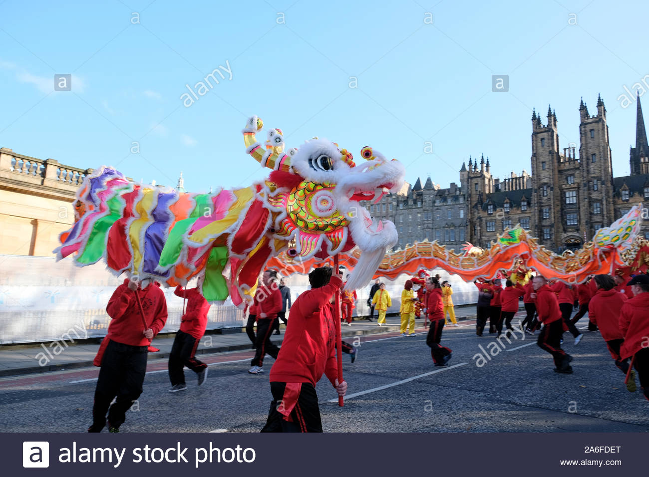 Edinburgh, Ecosse, Royaume-Uni. 26Th Oct 2019. L'Edinburgh Diwali Parade, un défilé de danseurs, de dieux hindous, pipe bands" au départ de la ville Chambres sur la High Street et le Royal Mile dirigé par le Maire. Le défilé se termine avec de la musique et des spectacles sur Castle Street, avant les célébrations passer à la Ross Bandstand dans les jardins de Princes Street pour plus de théâtre, musique et danse. On voit ici sur la butte. Credit : Craig Brown/Alamy Live News Banque D'Images