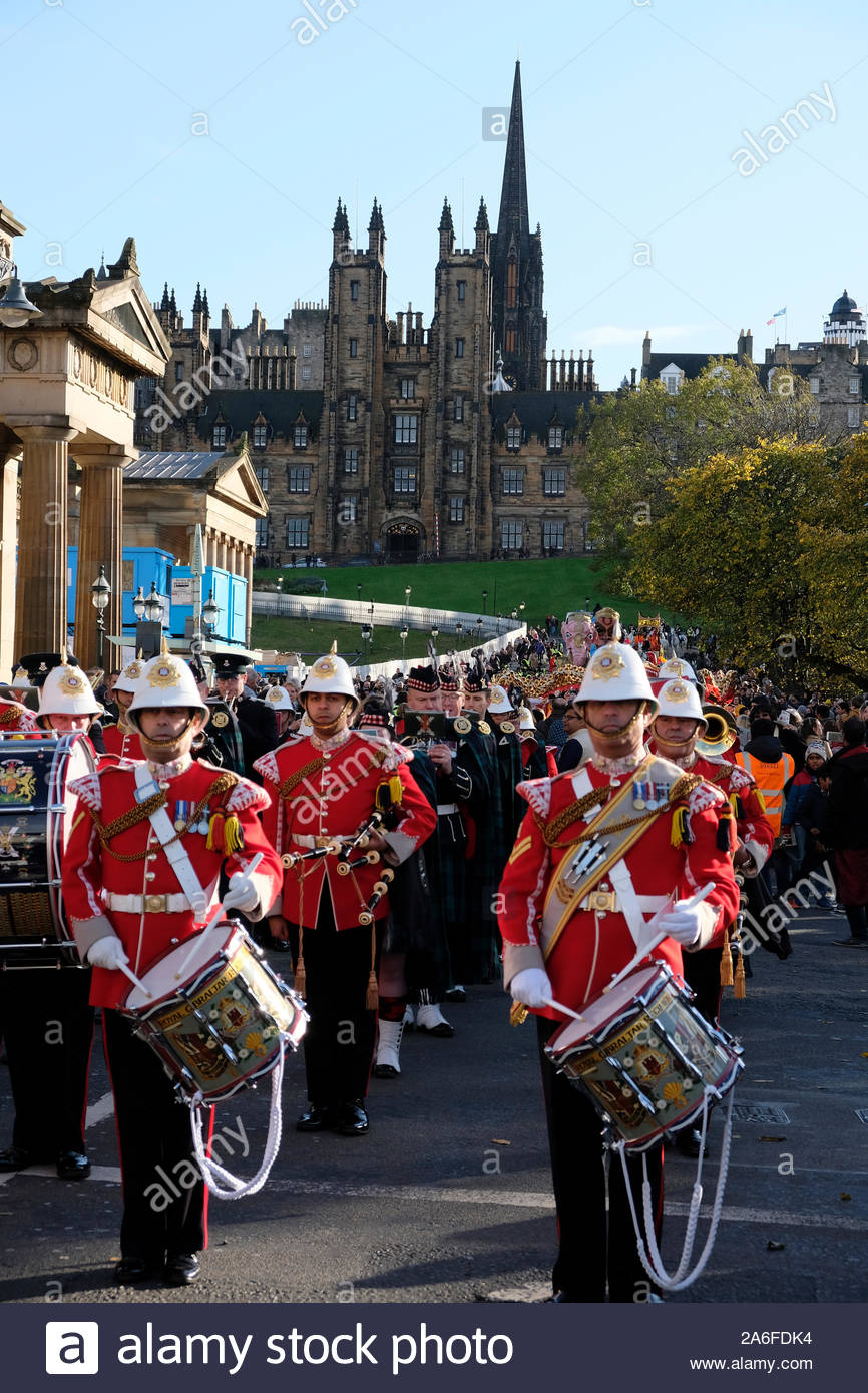 Edinburgh, Ecosse, Royaume-Uni. 26Th Oct 2019. L'Edinburgh Diwali Parade, un défilé de danseurs, de dieux hindous, pipe bands" au départ de la ville Chambres sur la High Street et le Royal Mile dirigé par le Maire. Le défilé se termine avec de la musique et des spectacles sur Castle Street, avant les célébrations passer à la Ross Bandstand dans les jardins de Princes Street pour plus de théâtre, musique et danse. On voit ici sur la butte. Credit : Craig Brown/Alamy Live News Banque D'Images
