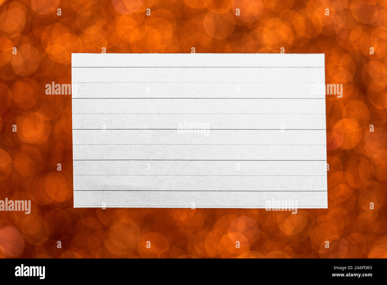 Papier blanc avec cadre, Flou d'Orange concept liste de souhaits, de l'espace pour le texte ou message Banque D'Images