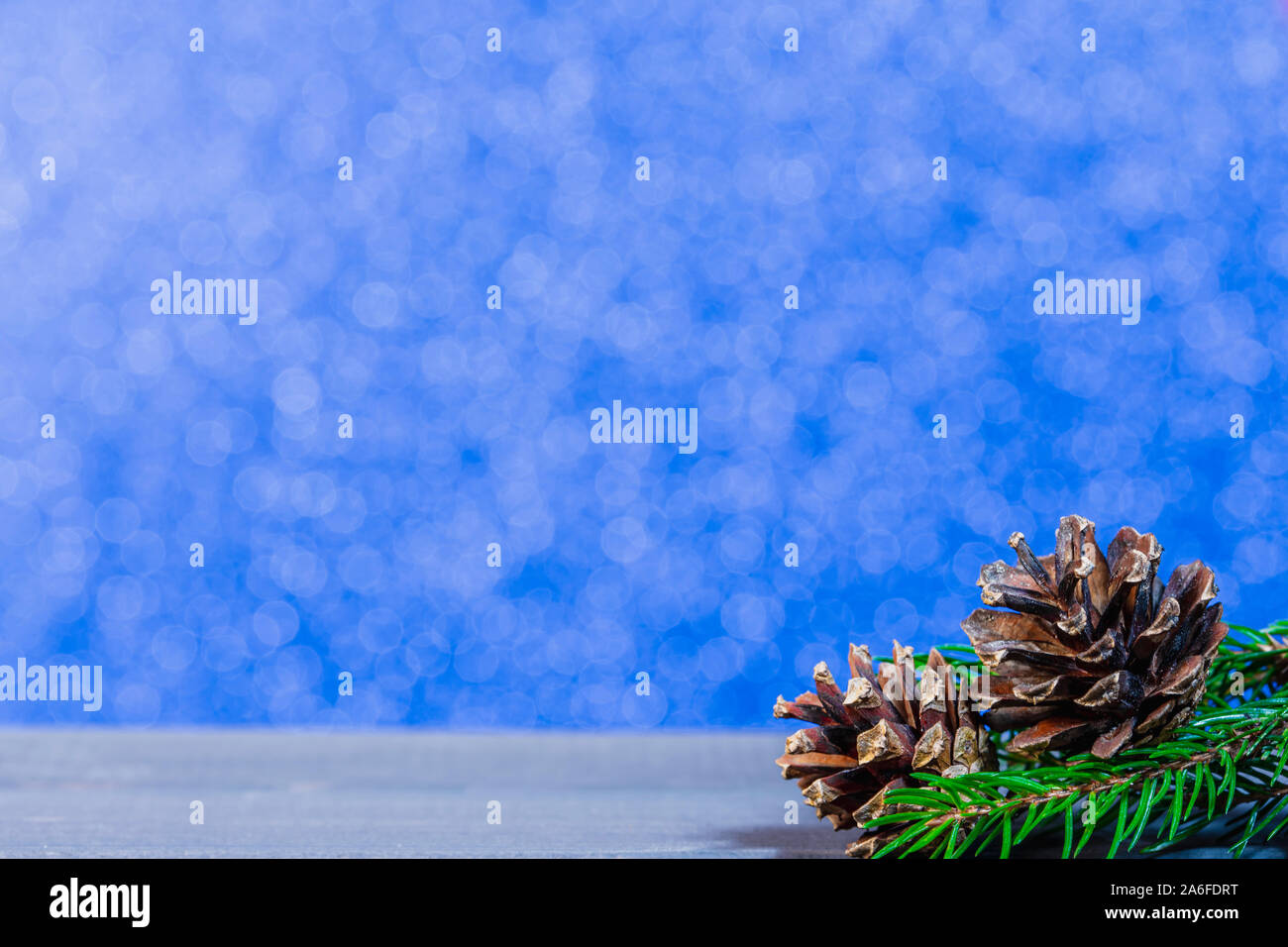 Décoration de Noël avec cône de pin et sapin sur bleu bokeh lights Banque D'Images