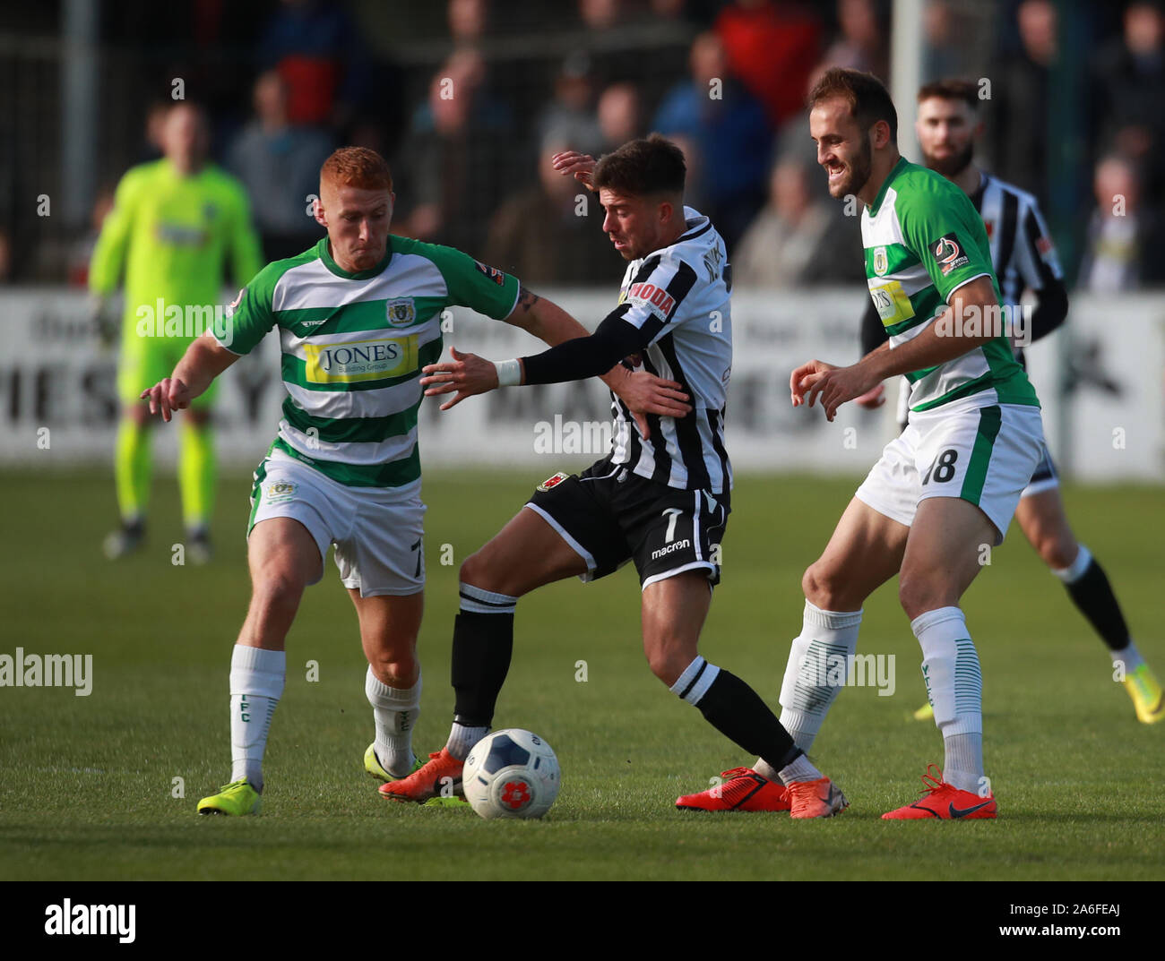 Chorley's Alex Newby (centre) et Yeovil Town's Matthieu Worthington bataille pour la balle durant le match de Ligue nationale à Victory Park, Chorley. Banque D'Images