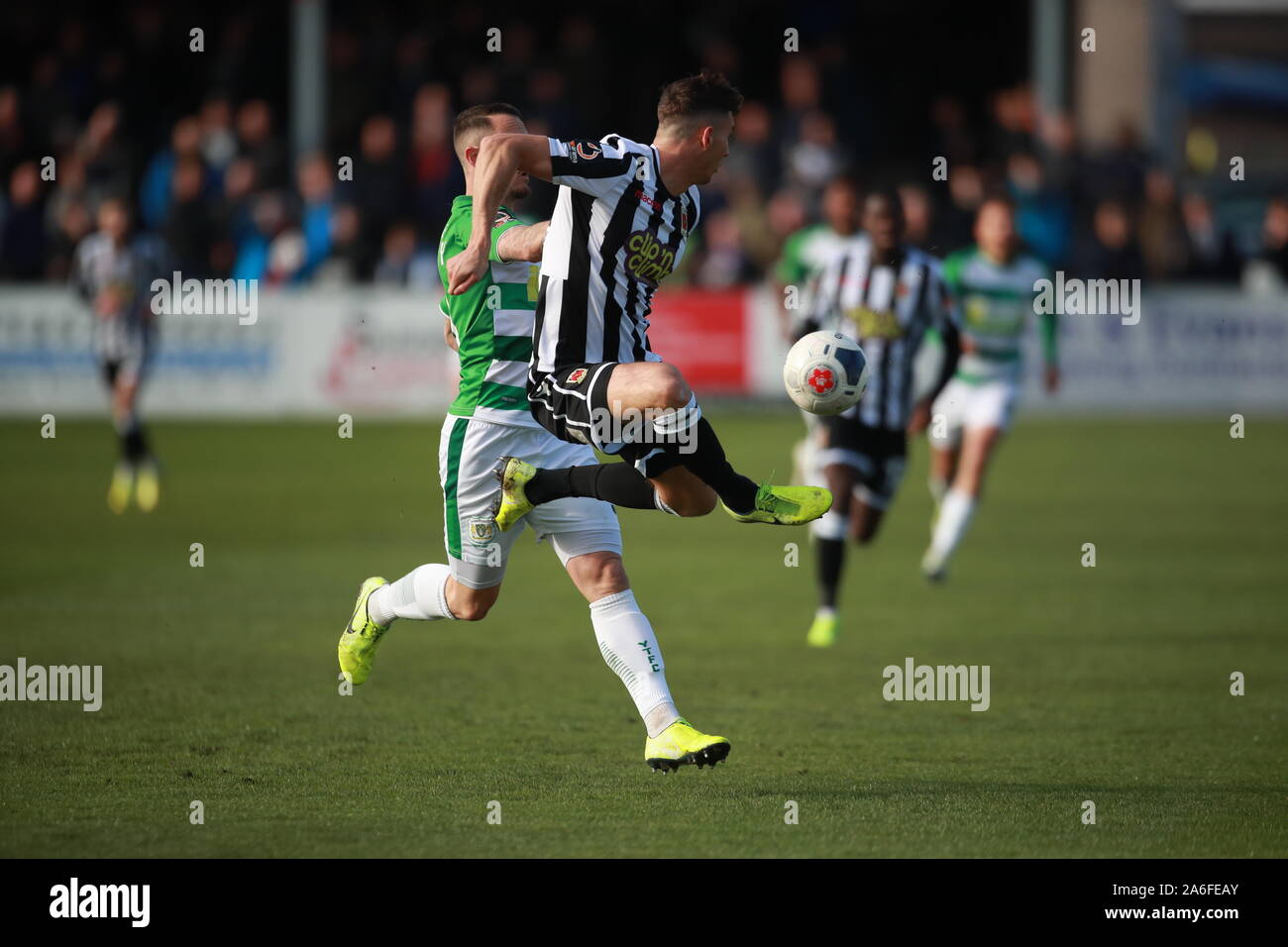 Mark Ross (à droite) de Chorley et Rhys Murphy de Yeovil Town se battent pour le ballon lors du match de la Ligue nationale à Victory Park, Chorley. Banque D'Images