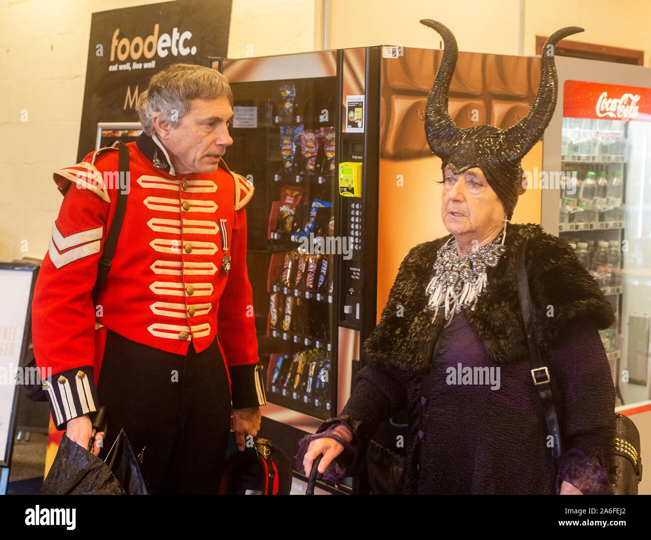 Couple en costumes traditionnels Goth par distributeurs automatiques, Whitby Goth Week-end Festival, Whitby, North Yorkshire, UK, 26 Octobre 2019 Banque D'Images