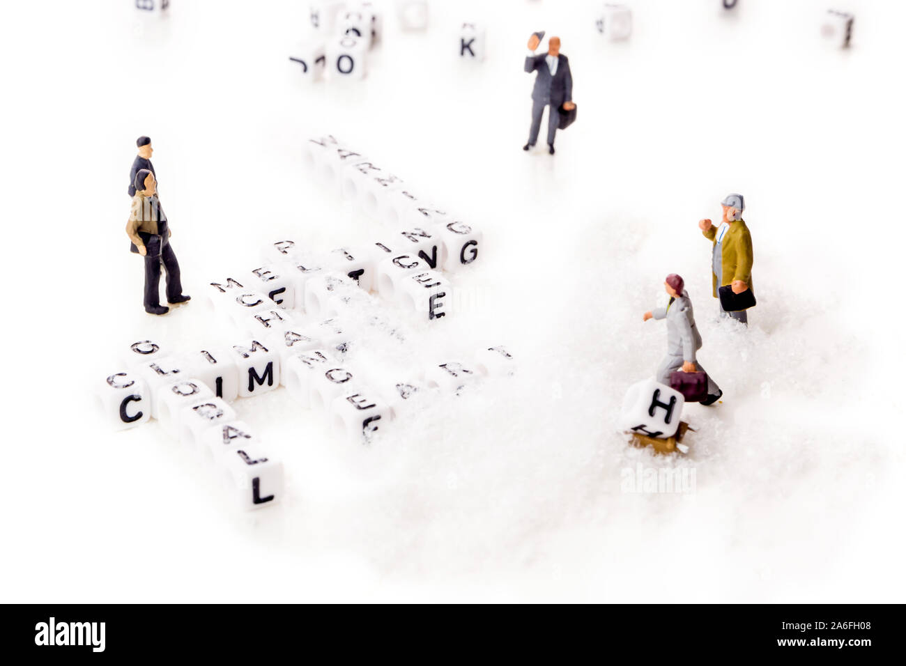 Le changement climatique avec le réchauffement de la planète et la fonte des glaces mots en forme de cubes blancs avec les travailleurs avec figurines miniatures lettres noires sur blanc s Banque D'Images