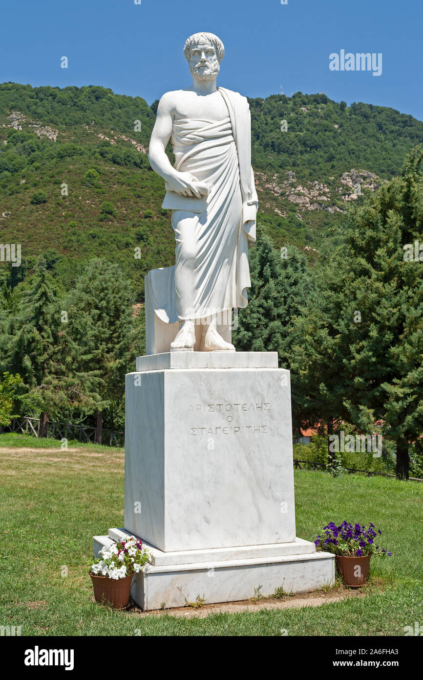 Une statue d'Aristote au village de montagne de Stagire sur Chalcidice Péninsule, Macédoine Centrale, Grèce. Banque D'Images