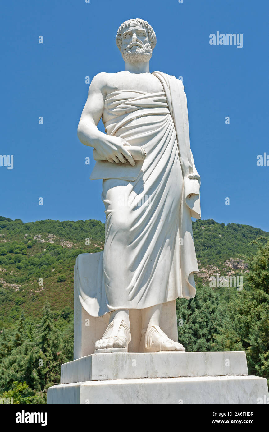Une statue d'Aristote au village de montagne de Stagire sur Chalcidice Péninsule, Macédoine Centrale, Grèce. Banque D'Images