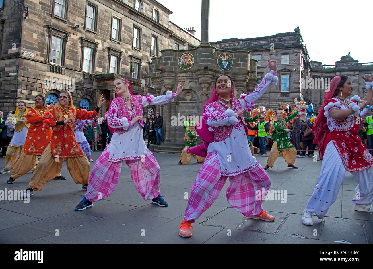 Edinburgh, Ecosse, Royaume-Uni. 26 octobre 2019. Le Diwali marches défilé à travers les rues de la ville jusqu'à une célébration du théâtre, de la danse et de la musique dans les jardins de Princes Street. Diwali s'allume la ville avec un éblouissant défilé et de la fête des lumières de la danse et de la musique, dans les jardins de Princes Street à l'Ouest, le festival du Diwali est célébré par les Hindous, les jaïns, les Sikhs et les bouddhistes du monde entier, chaque religion marquant divers événements historiques et les légendes, mais toutes représentent la victoire de la lumière sur les ténèbres, le bien sur le mal et l'espoir sur le désespoir. Banque D'Images