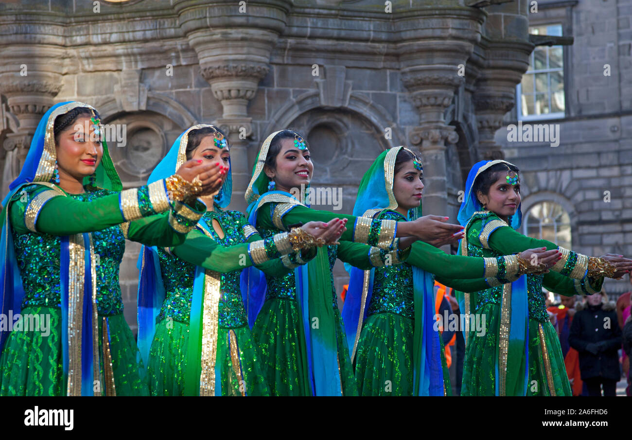 Edinburgh, Ecosse, Royaume-Uni. 26 octobre 2019. Le Diwali marches défilé à travers les rues de la ville jusqu'à une célébration du théâtre, de la danse et de la musique dans les jardins de Princes Street. Diwali s'allume la ville avec un éblouissant défilé et de la fête des lumières de la danse et de la musique, dans les jardins de Princes Street à l'Ouest, le festival du Diwali est célébré par les Hindous, les jaïns, les Sikhs et les bouddhistes du monde entier, chaque religion marquant divers événements historiques et les légendes, mais toutes représentent la victoire de la lumière sur les ténèbres, le bien sur le mal et l'espoir sur le désespoir. Banque D'Images