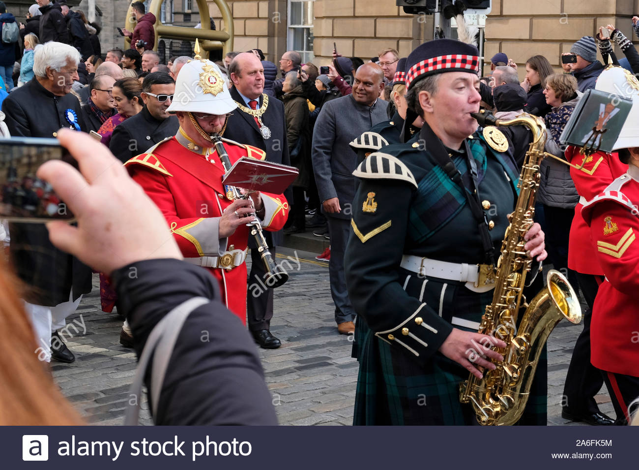 Edinburgh, Ecosse, Royaume-Uni. 26Th Oct 2019. Frank Ross le maire à la tête de l'Edinburgh Diwali Parade, un défilé de danseurs, de dieux hindous, pipe bands" au départ de la ville Chambres sur la High Street et le Royal Mile. Credit : Craig Brown/Alamy Live News Banque D'Images