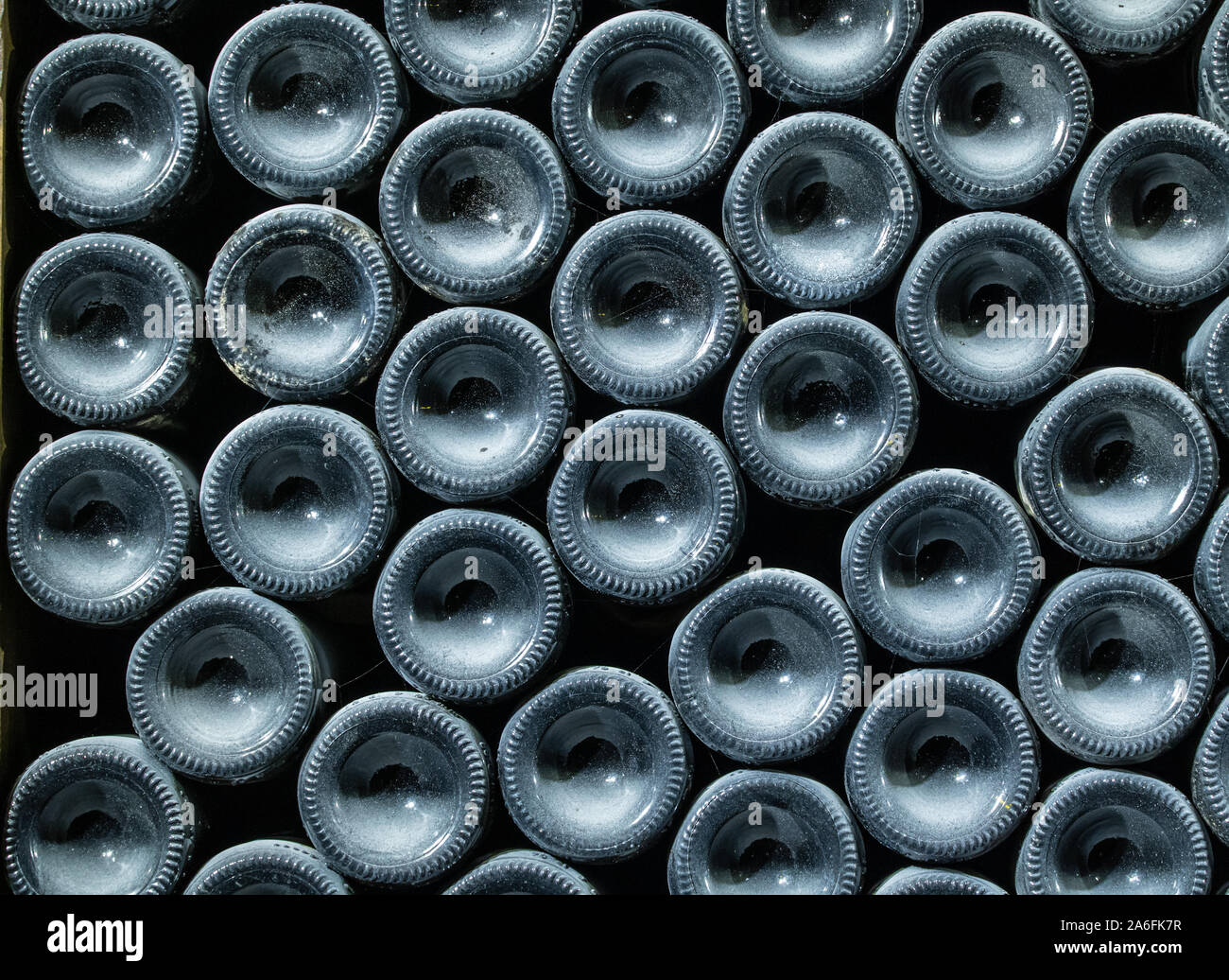Des piles de bouteilles de vin en bois à plat dans des présentoirs dans ancienne cave à vin ou cave Banque D'Images