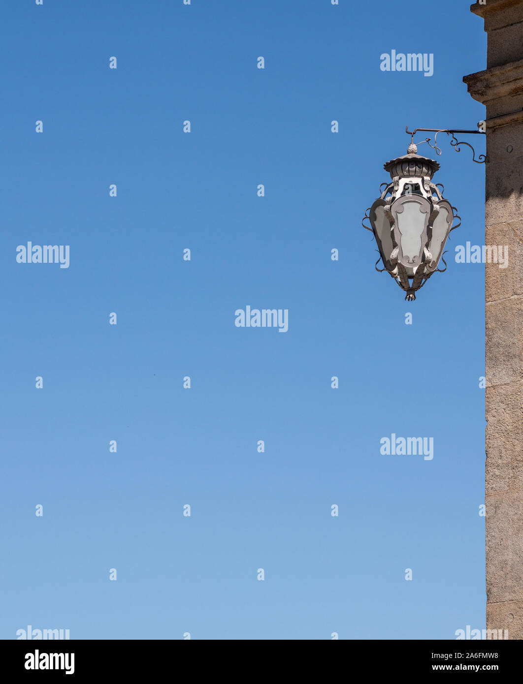 Détails de l'ornate wall lamp against clear blue sky with copy space Banque D'Images