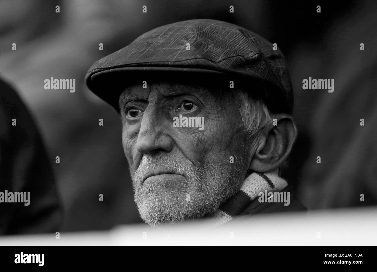 Southend United fan regarder le match au cours de la Sky Bet League un match à racines Hall, Southend. Banque D'Images