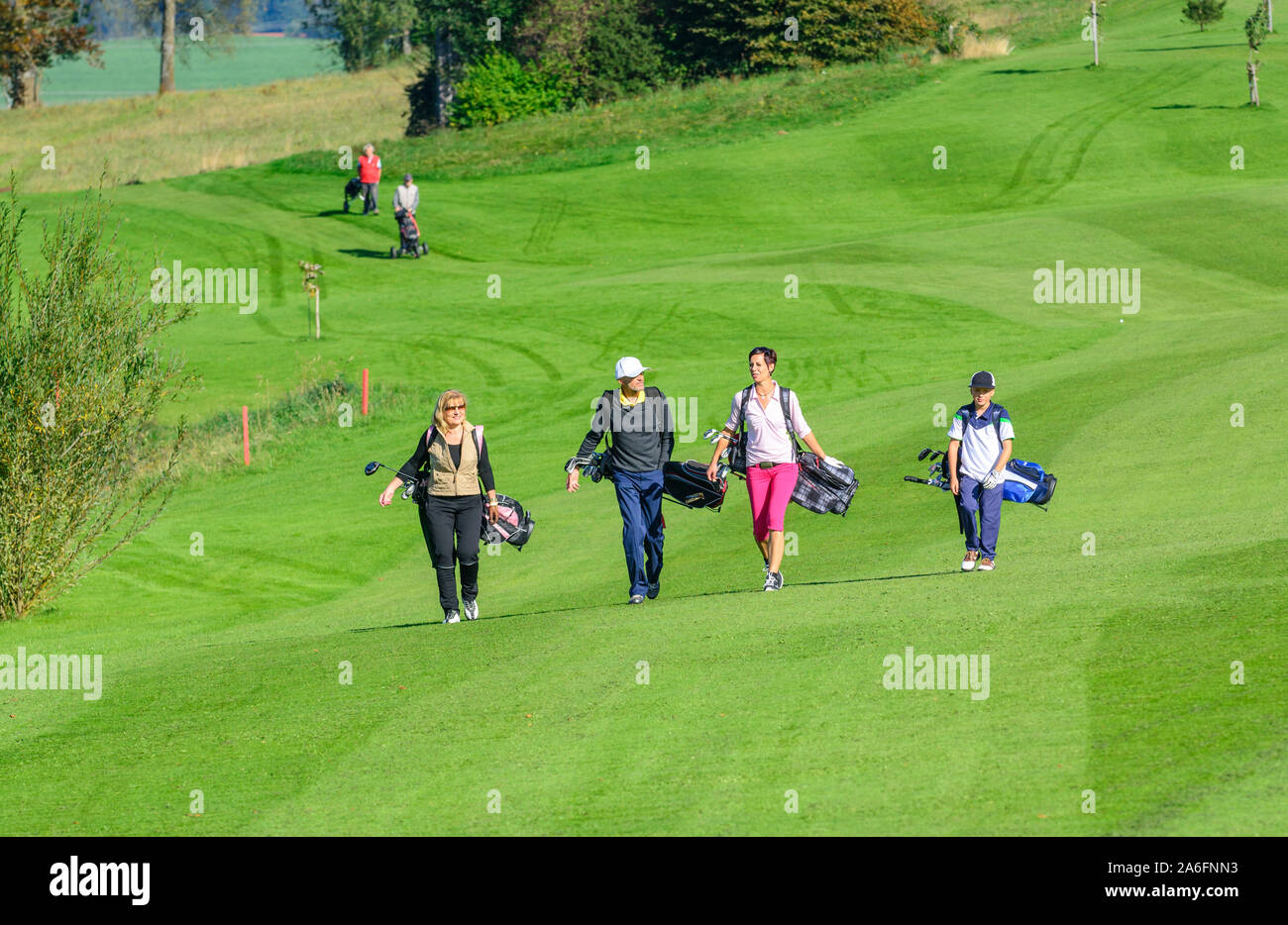 Jouer au golf à une journée ensoleillée dans la Bavière Allgäu près de Kempten Banque D'Images