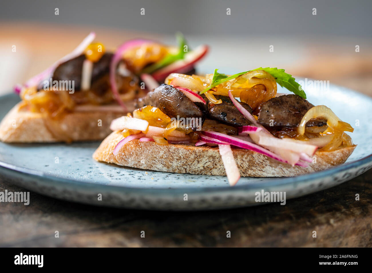 Foie de poulet avec pomme, l'oignon et Chutney de mangues sur toast Banque D'Images