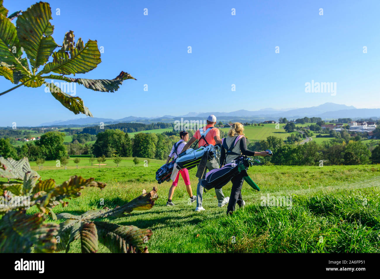 Jouer au golf à une journée ensoleillée dans la Bavière Allgäu près de Kempten Banque D'Images