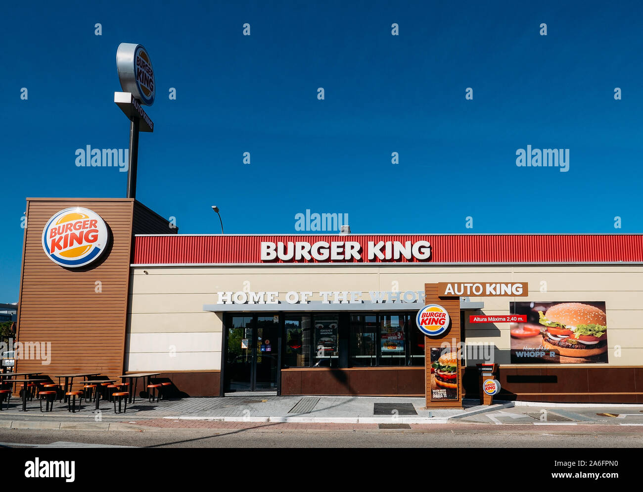 Madrid, Espagne - Oct 26, 2019 : En dehors d'un fast-food restaurant Burger King avec un design futuriste et contemporain comprend un revêtement en brique industrielle rechercher Banque D'Images