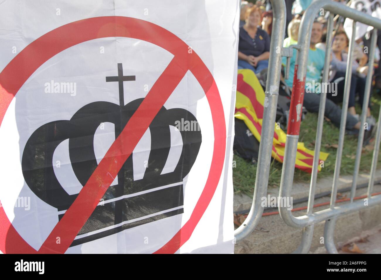 Barcelone, Espagne. 26Th Oct, 2019. Barcelone, ? ?Catalunya, Espagne, 26/10/2019.- "liberté" est le mot avec lequel ils le nom de démonstration des milliers de Catalans à Barcelone et exigeant la liberté des prisonniers politiques et l'indépendance de la Catalogne.Credit : Juan Carlos Rojas/Photo Alliance | utilisée dans le monde entier/dpa/Alamy Live News Banque D'Images