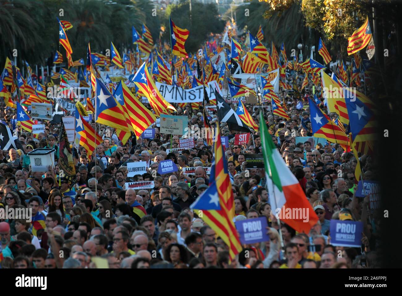 Barcelone, Espagne. 26Th Oct, 2019. Barcelone, ? ?Catalunya, Espagne, 26/10/2019.- "liberté" est le mot avec lequel ils le nom de démonstration des milliers de Catalans à Barcelone et exigeant la liberté des prisonniers politiques et l'indépendance de la Catalogne.Credit : Juan Carlos Rojas/Photo Alliance | utilisée dans le monde entier/dpa/Alamy Live News Banque D'Images