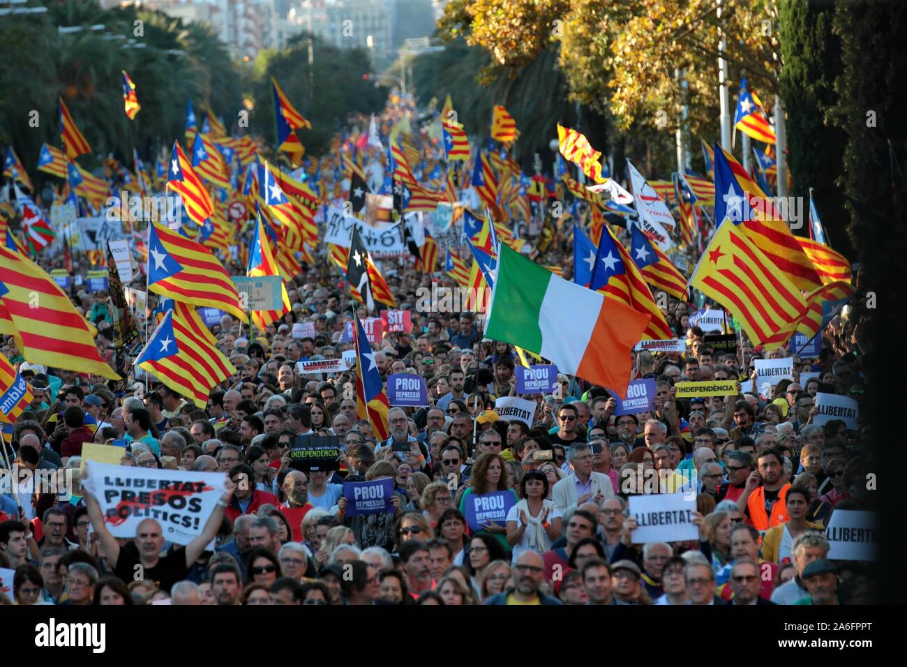 Barcelone, Espagne. 26Th Oct, 2019. Barcelone, ? ?Catalunya, Espagne, 26/10/2019.- "liberté" est le mot avec lequel ils le nom de démonstration des milliers de Catalans à Barcelone et exigeant la liberté des prisonniers politiques et l'indépendance de la Catalogne.Credit : Juan Carlos Rojas/Photo Alliance | utilisée dans le monde entier/dpa/Alamy Live News Banque D'Images