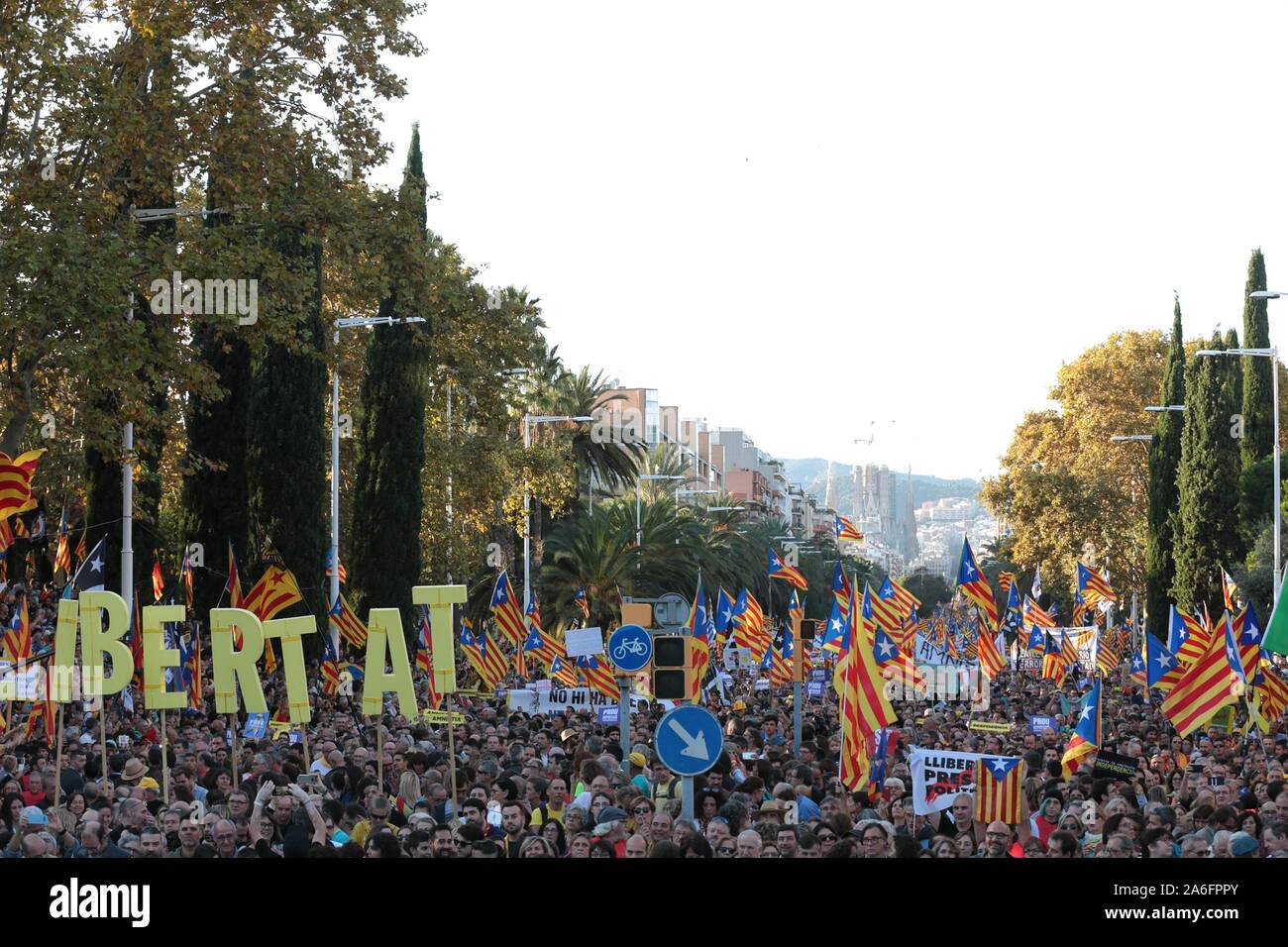 Barcelone, Espagne. 26Th Oct, 2019. Barcelone, ? ?Catalunya, Espagne, 26/10/2019.- "liberté" est le mot avec lequel ils le nom de démonstration des milliers de Catalans à Barcelone et exigeant la liberté des prisonniers politiques et l'indépendance de la Catalogne.Credit : Juan Carlos Rojas/Photo Alliance | utilisée dans le monde entier/dpa/Alamy Live News Banque D'Images