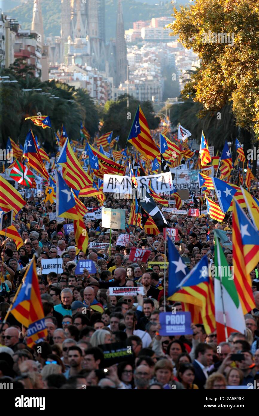 Barcelone, Espagne. 26Th Oct, 2019. Barcelone, ? ?Catalunya, Espagne, 26/10/2019.- "liberté" est le mot avec lequel ils le nom de démonstration des milliers de Catalans à Barcelone et exigeant la liberté des prisonniers politiques et l'indépendance de la Catalogne.Credit : Juan Carlos Rojas/Photo Alliance | utilisée dans le monde entier/dpa/Alamy Live News Banque D'Images