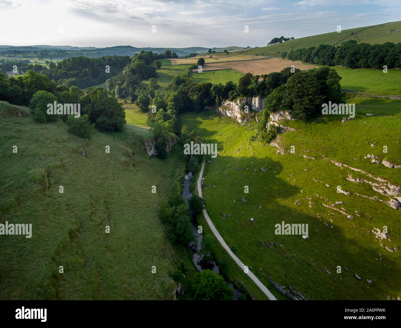 Vue aérienne de Lathkill Dale dans le parc national de Peak District, Derbyshire, un quartier très populaire pour la marche. Banque D'Images