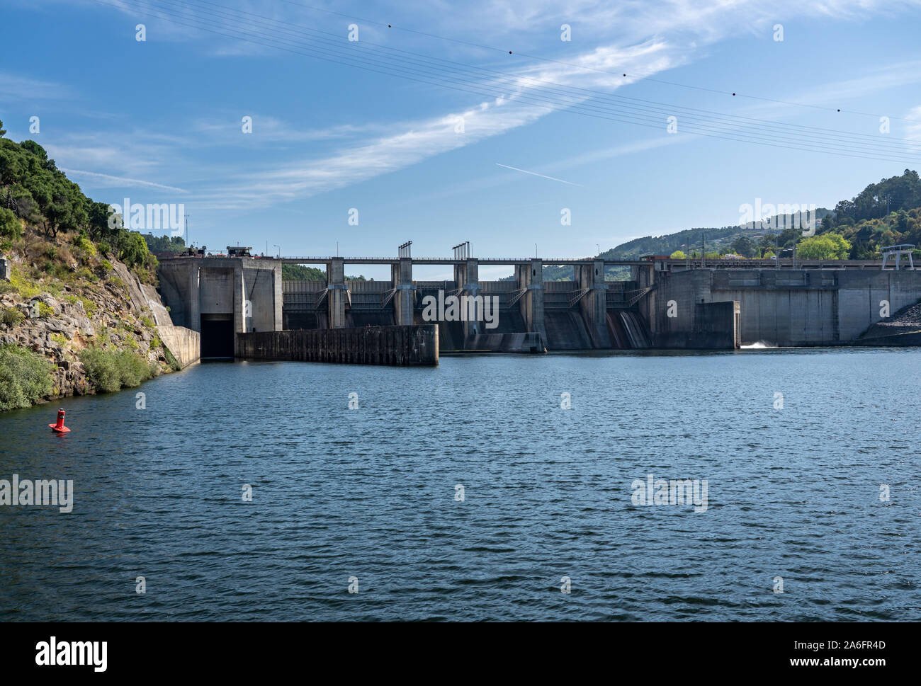 Portes de barrage fluvial Banque de photographies et d’images à haute