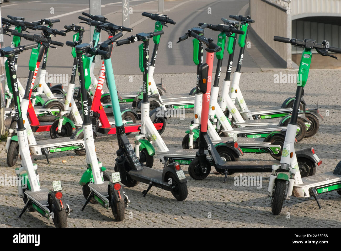 Berlin, Allemagne - Octobre - 2019 : Beaucoup de scooters électriques E , escooter ou e-scooter sur la rue à Berlin Banque D'Images